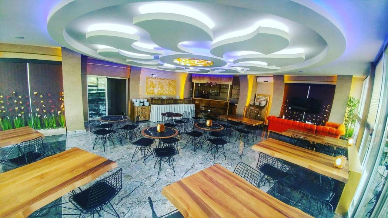 Crystall Hotel Van Esterno foto